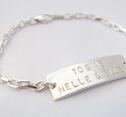 Armband med stilren bricka