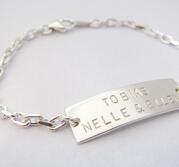Armband med stilren bricka